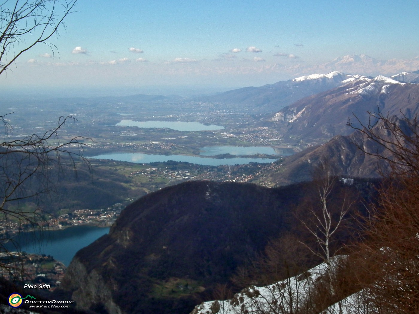 27 Vista sul laghi brianzoli e verso il Rosa.JPG